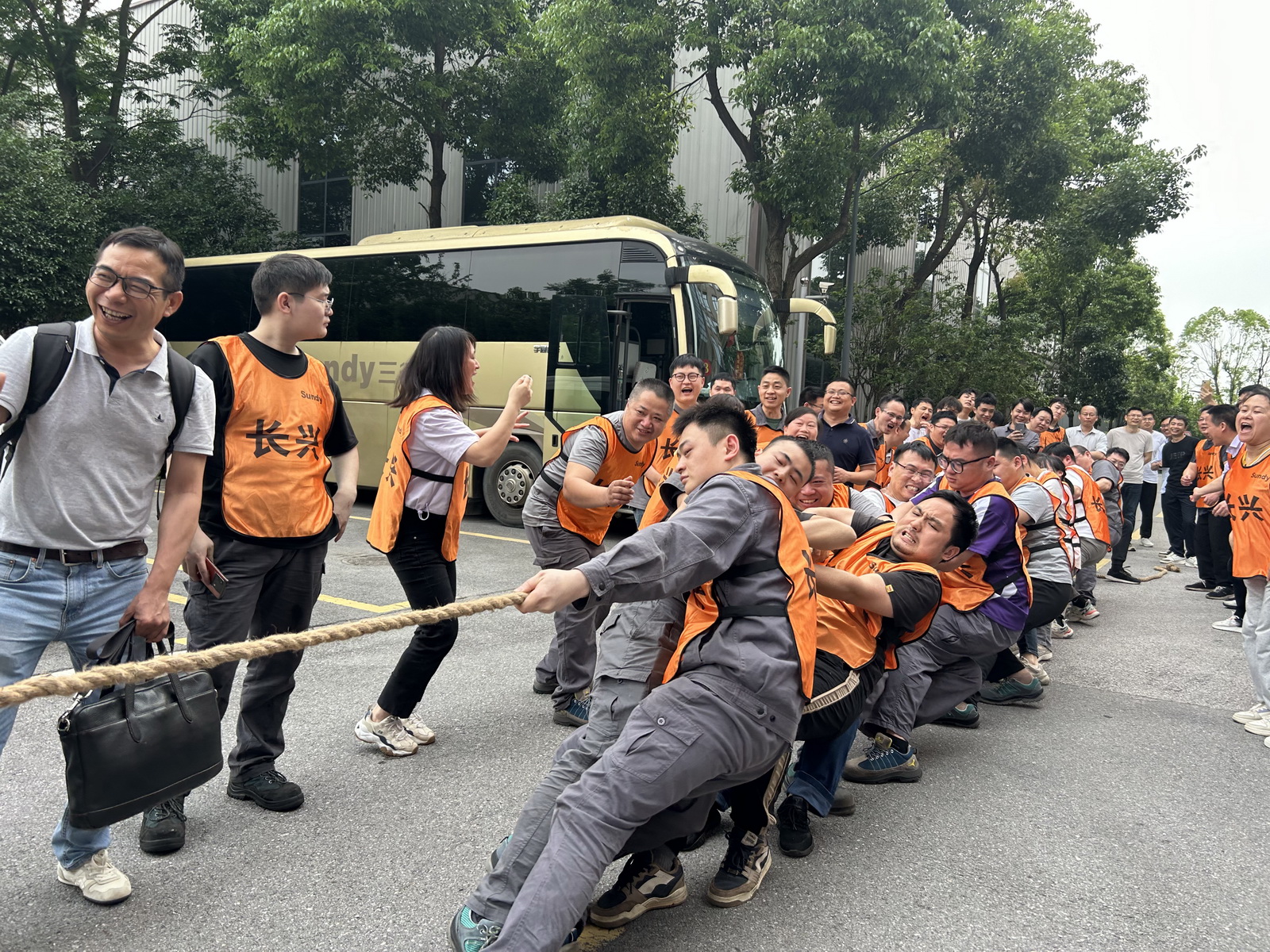 加油！加油！凝“绳”聚力，“俄罗斯专享会294杯”首届拔河角逐火热开赛